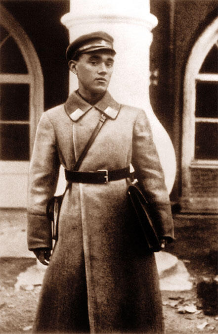 В 1924 г Александр Яковлев 18летний моторист летного отряда Академии - фото 5