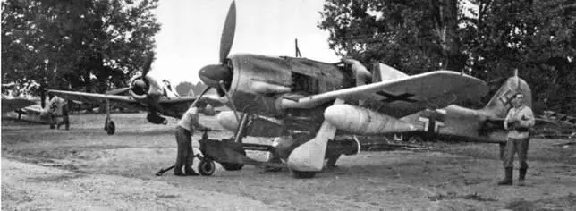 Fw 190G3 в процессе подготовки к выполнению боевой задачи над Нормандией Этот - фото 136