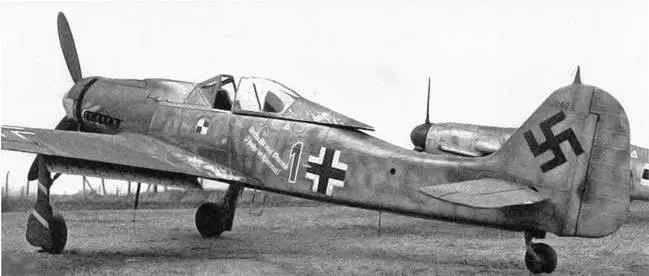 На этом Fw 190D9 можно видеть знак отличия JV 44 белые полосы на красном - фото 175