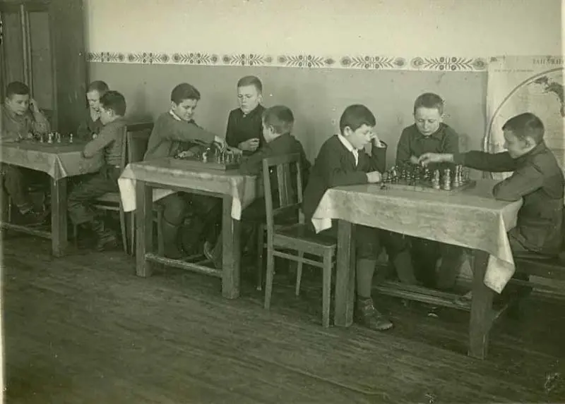1945 год Загорск польский Дом сирот Людвик третий справа А весной 1946 - фото 1