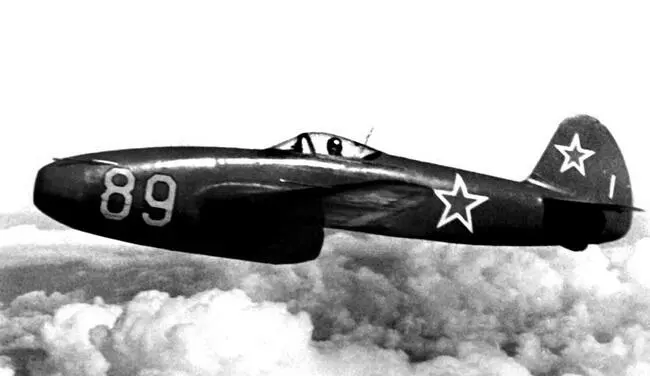 Серийный Як15 во время испытаний аварийного сброса фонаря кабины летчика - фото 34