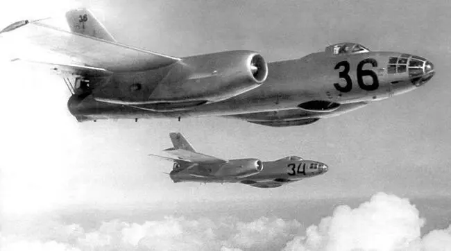Ил28 в начале 1950х по всем параметрам устраивал и ВВС и авиацию ВМФ - фото 147