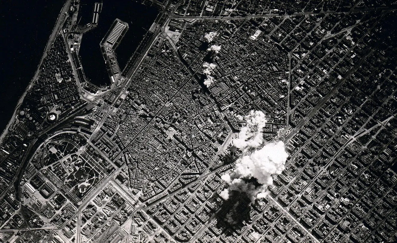 Авианалёт на Барселону Снимок с итальянского бомбардировщика 1938 год - фото 82