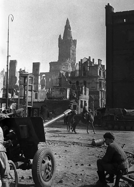 Центр Кёнигсберга после штурма Фото М Савина апрель 1945 года В одной из - фото 184