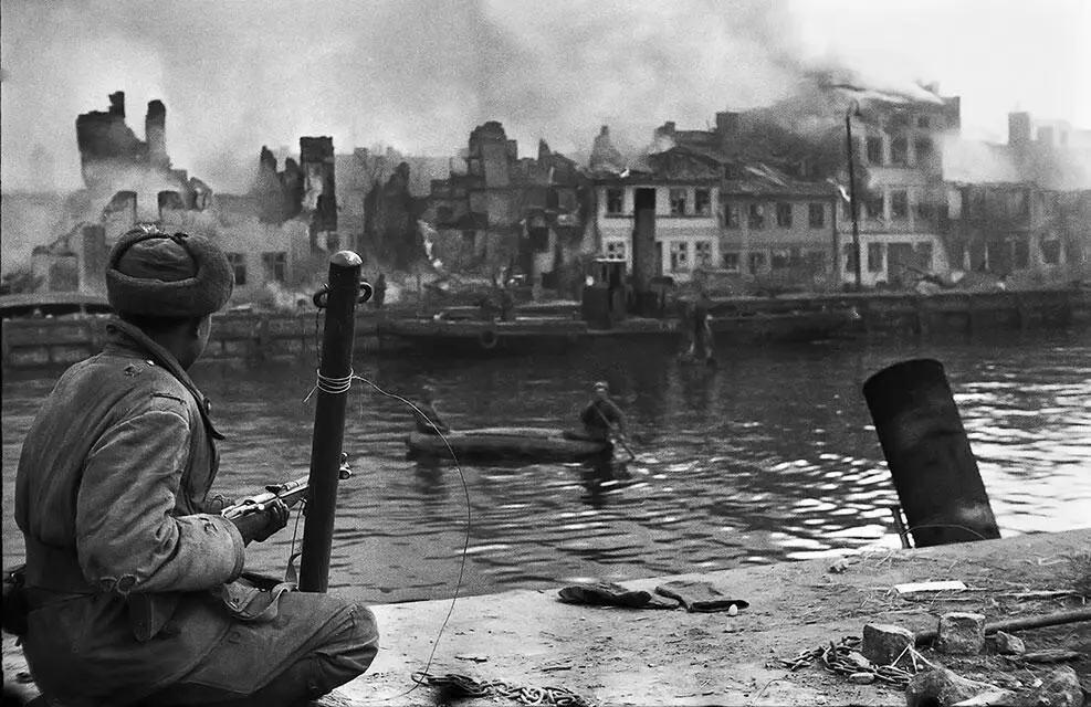 Порт Пиллау сразу после штурма Фото М Савина 26 апреля 1945 года Попытки - фото 201