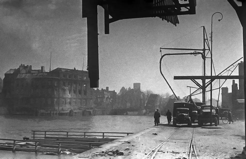 Кёнигсберг после штурма Слева разрушенные дома на острове Кнайпхоф справа - фото 216