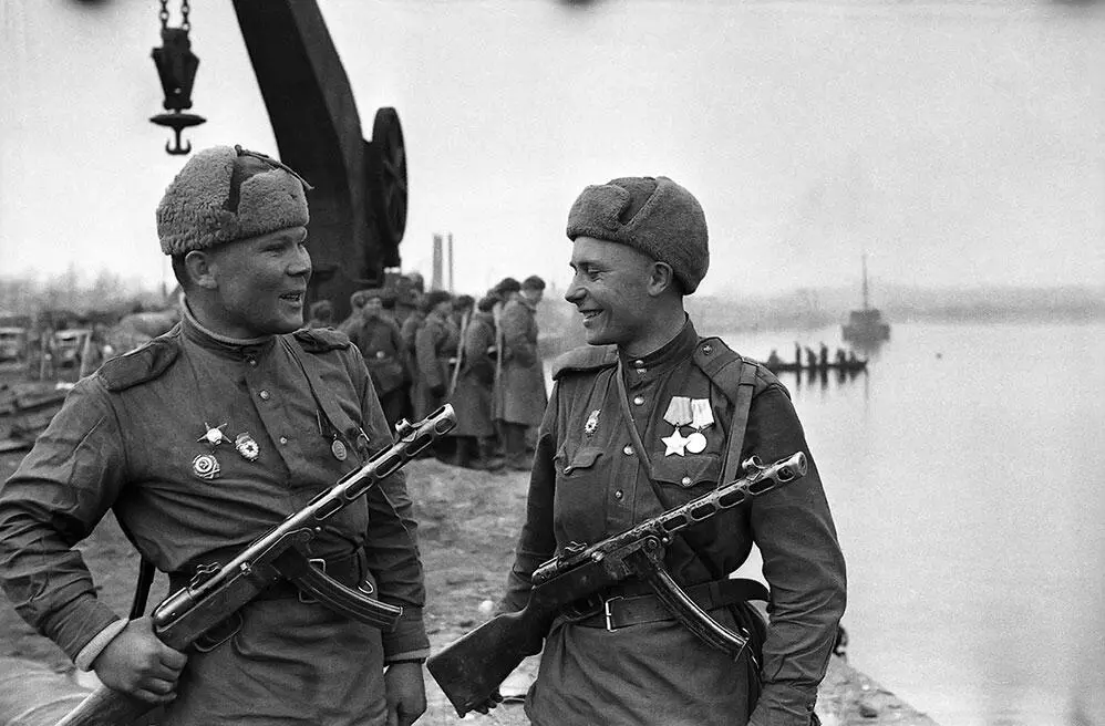 Победители в Пиллау Фото М Савина апрель 1945 года Порт Гдыня 1934 год - фото 221