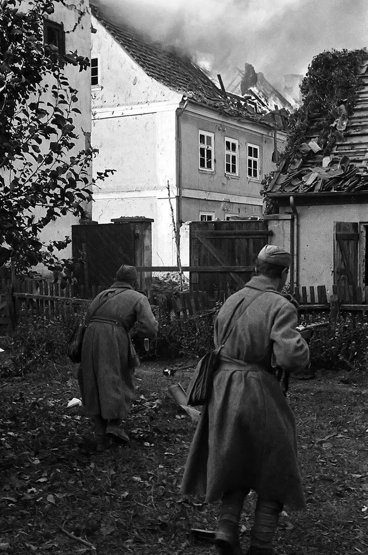Бой за населённый пункт в Восточной Пруссии Фото М Савина 1945 год - фото 232