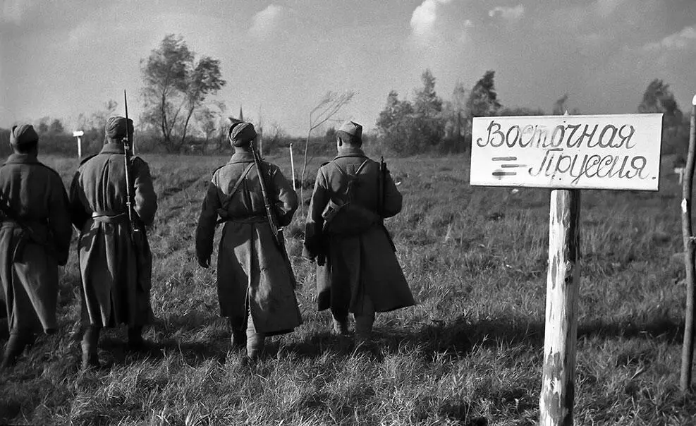 Советские войска подошли к границам Восточной Пруссии Фото М Савина 1944 год - фото 258