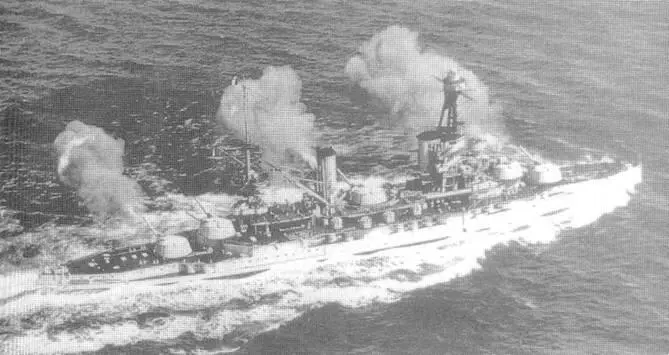 Линейный корабль Прованс в 1936 г во время стрельб вверху в Шербуре в - фото 112