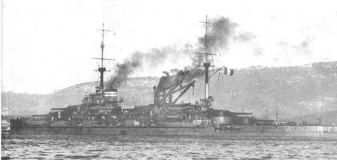 Линейный корабль Лоррейн в 1920 г вверху в 1923 г в центре и в - фото 122