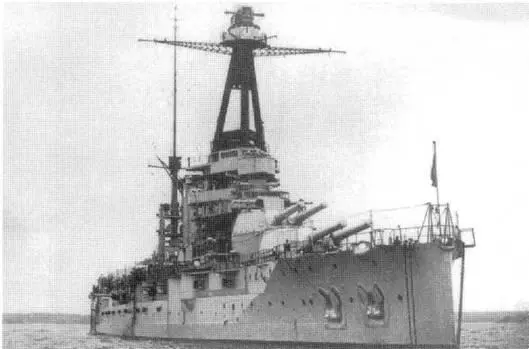 Линейный корабль Бретань в 1936 г вверху в Гавре в 1937 г в центре и в - фото 92
