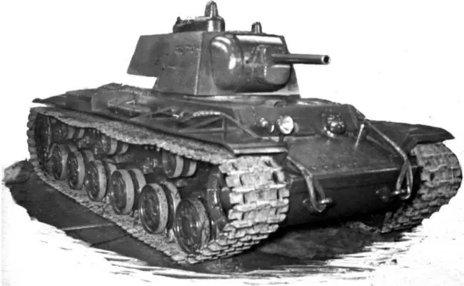 Танк Т150 вид спереди справа Январь 1941 года Хорошо видна командирская - фото 8
