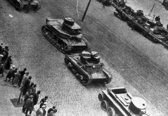 Парад в Харькове предположительно 1 мая 1932 года На фото в одной колонне - фото 33