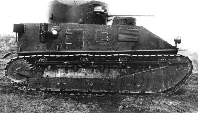 Танк MKII показанный представителям закупочной комиссии СССР вид справа - фото 75
