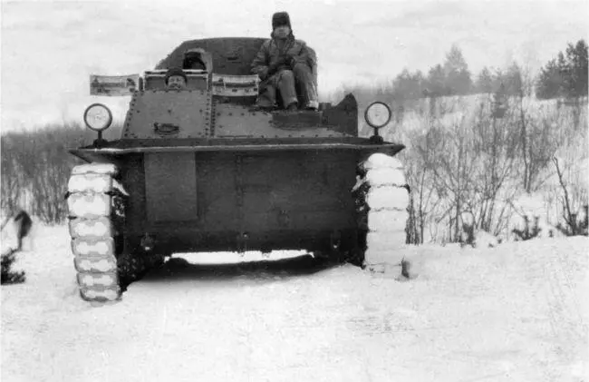 Танк Виккерс 12тонный движется по снежной целине Февраль 1931 года АСКМ - фото 81