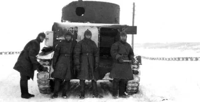 Бойцы РККА у танка Виккерс 12тонный в ходе проведения испытаний машины - фото 84