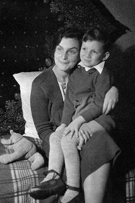 Ася с Юрой 1936 г На обороте написано Не забывайте нас Эту фотографию - фото 15