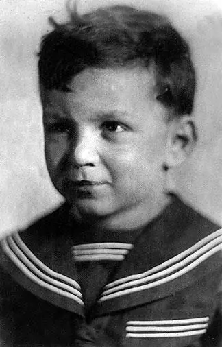 Юре почти пять лет 1936 г Володя впервые в Севастополе С бабушкой Рахилью и - фото 40