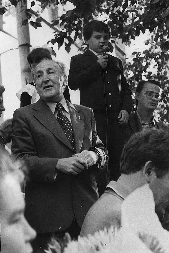 Начало учебного года 1975 г Юра на отдыхе 1981 г Сделаем чтобы искры - фото 86