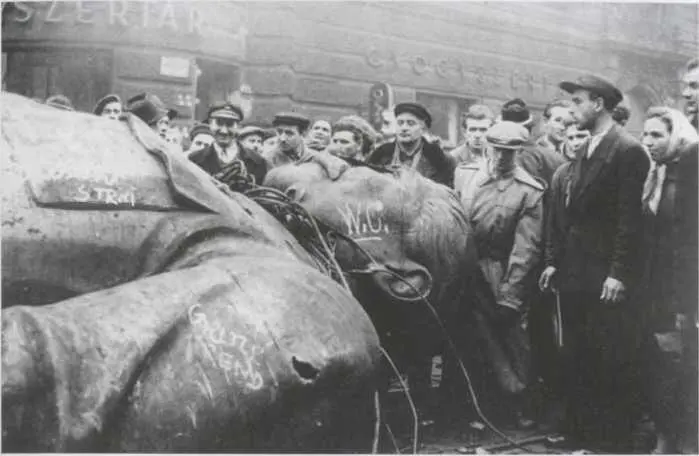 Жители Будапешта у сброшенного с постамента памятника Сталину 24 октября 1956 - фото 3