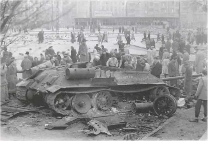 Танк Т34 с сорванной башней вероятно башня сорвана вследствие взрыва - фото 11