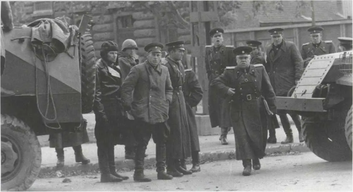 Офицер Советской Армии доставая пистолет из кобуры направляется к фотографу - фото 14