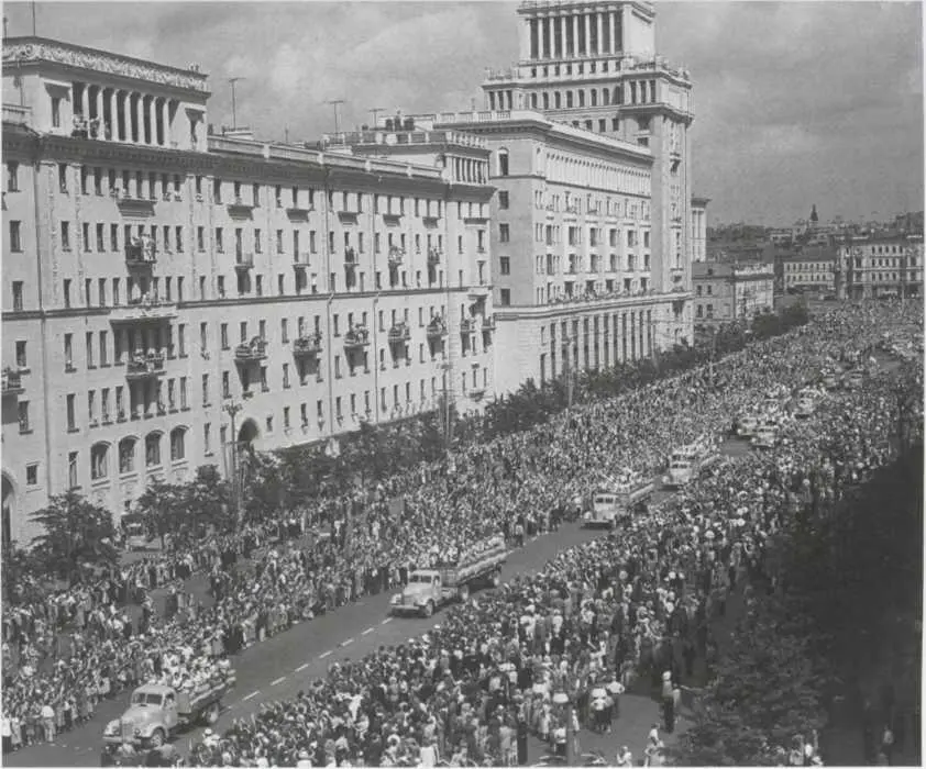 Москвичи встречают гостей 6го всемирного фестиваля молодежи и студентов в - фото 26