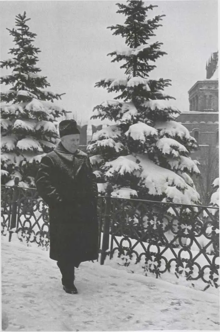 Никита Хрущёв на прогулке в Кремле конец 1950х или 1960 год 19 октября - фото 62