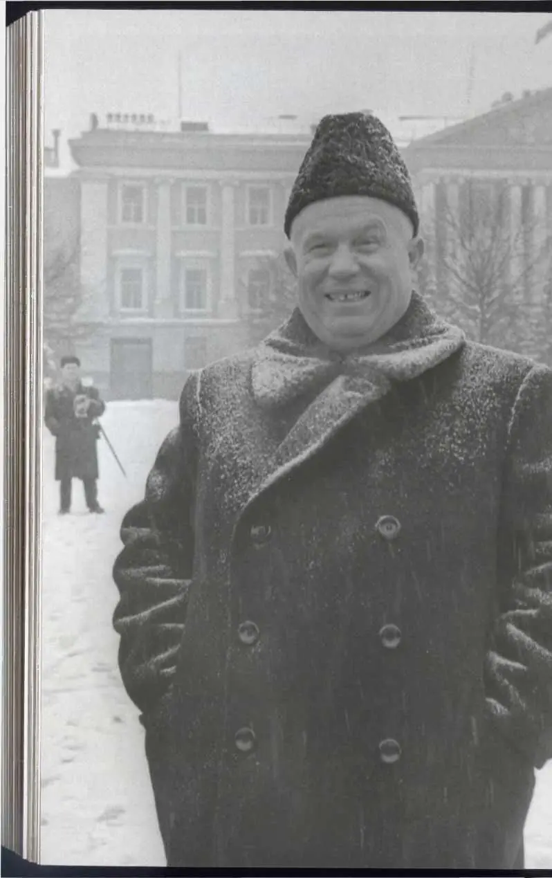 Никита Хрущёв на прогулке в Кремле конец 1950х или 1960 год 19 октября - фото 63