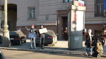 Люди на тротуарах Полезная надпись Въезжаем в тоннель - фото 22