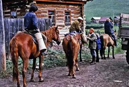 Все снаряжение искусно приторочено к седлу для дальнего перехода Подходы к - фото 92
