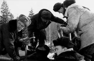 1966 год Главный конструктор ГАЗа А Просвирнин в центре с группой - фото 31