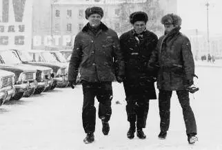 Решения принимались на ходу Н Ионкин Е Малянов и автор на улицах Питера - фото 58