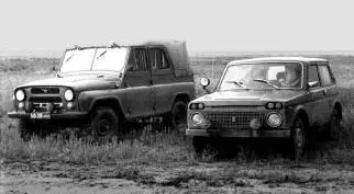Участники первого вазовского испытательного автопробега На обе машины - фото 110