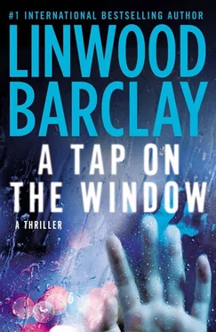 Linwood Barclay A Tap on the Window обложка книги