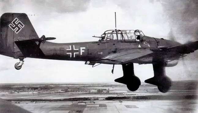 Ju 87В из StG 1 в полете начало Второй мировой войны Эмблема подразделения - фото 1