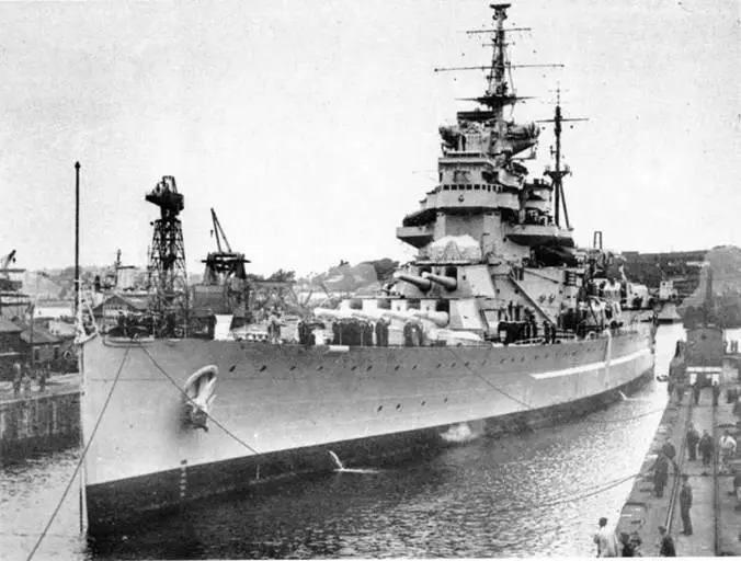 Линейный корабль Энсон входит в док Розайт 1942 г Энсон в походе - фото 113