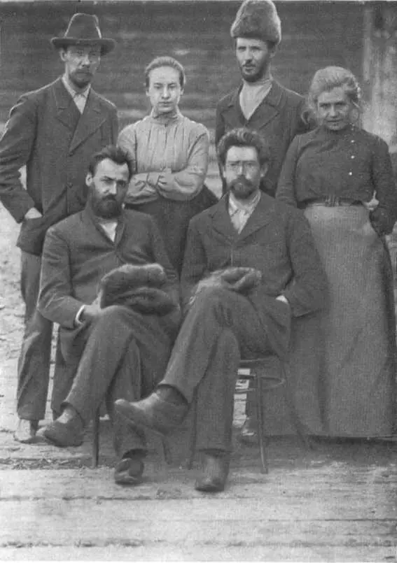 Ногин с группой ссыльных в Назарове 1902 г Стоит крайний слева С В - фото 12