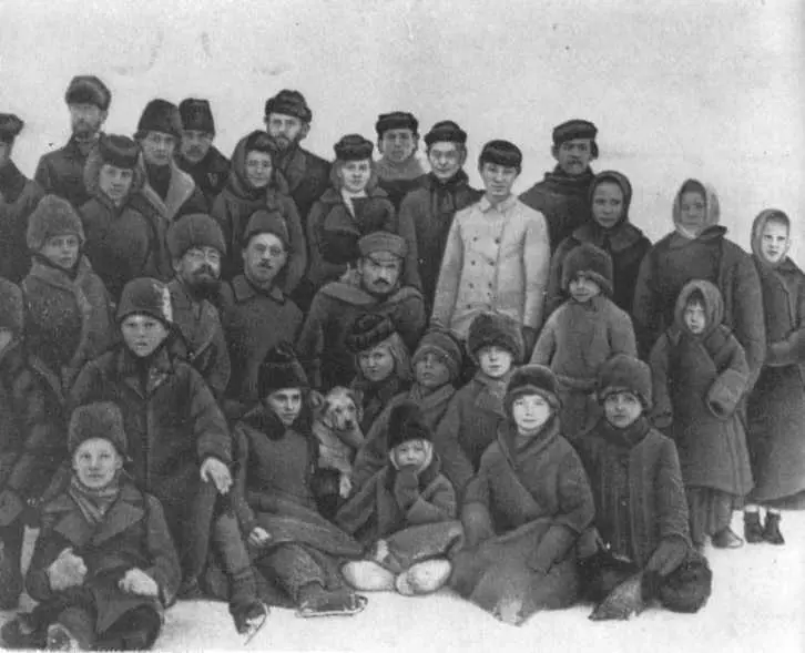 В П Ногин среди ссыльных в Якутске 1914 г В П Ногин с сыном Владимиром по - фото 26