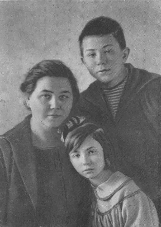О П Ногина с детьми Владимиром и Ольгой 1924 г В П Ногин 1924 г - фото 33