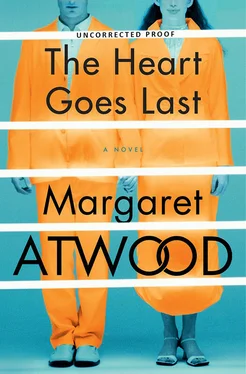 Atwood Margaret The Heart Goes Last обложка книги