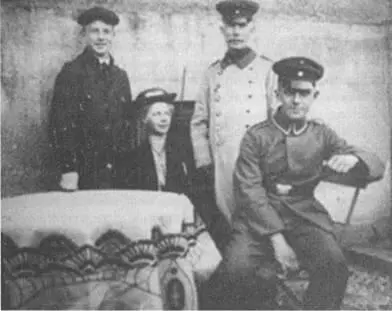 Гейзенберг слева стоит с братом Эрвином и родителями Фотография сделана в - фото 9