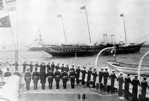 На Спитхэдском рейде в 1897 г Броненосец Цезарь - фото 106