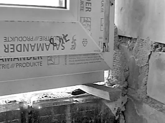 Рис 101 Блок устанавливают по уровню и фиксируют установочными клиньями - фото 101