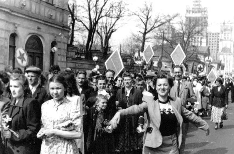 1 МАЯ День труда это значит что все отдыхают причем несколько дней подряд - фото 62