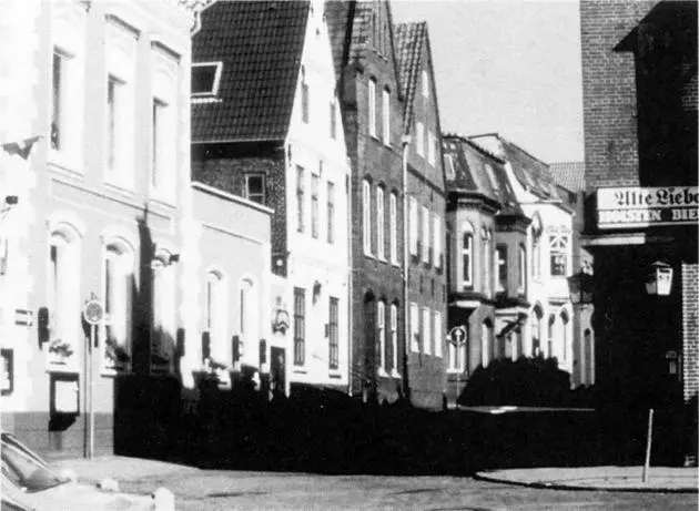 Modern cities have grown together producing situations in which the military - фото 39