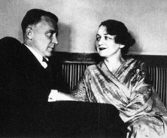 Елена Сергеевна и Михаил Афанасьевич Булгаковы 1932 год Голодных в театре - фото 15