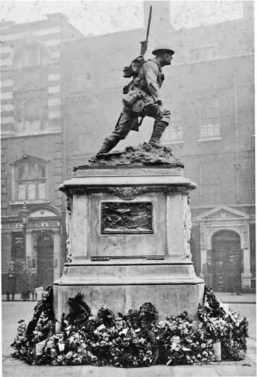 Time The statue preserves or freezes a moment from the war This record itself - фото 14