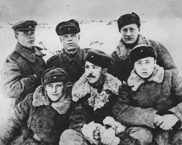 Юрий Никулин в первом ряду в центре со своими сослуживцами Навсегда вошло в - фото 12